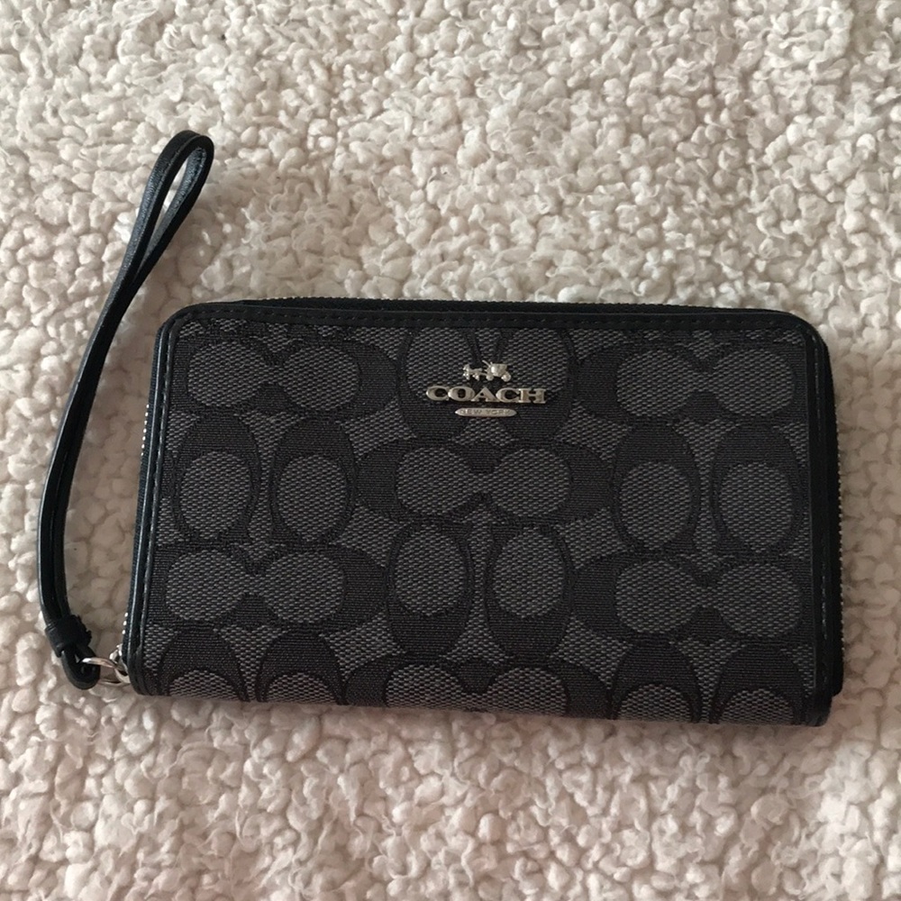 Coach wristle clutch